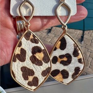 ❤️NWT-CALF HAIR LEOPARD EARRINGS❤️